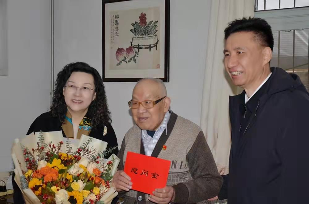 濟南產(chǎn)發(fā)集團黨委副書記、總經(jīng)理黃蓓走訪慰問離休老干部、老黨員