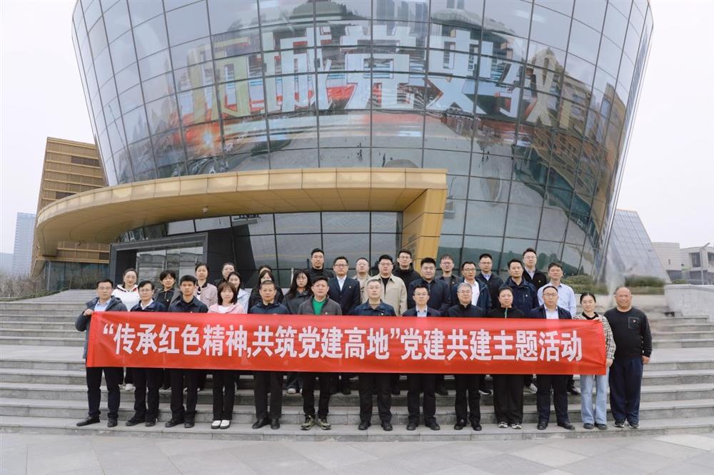 市國資委黨建與統(tǒng)戰(zhàn)工作處、宣傳與群團(tuán)工作處與產(chǎn)發(fā)集團(tuán)聯(lián)合開展“黨建共建”志愿植樹活動(dòng)